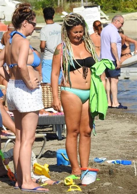 Hot Sexy Esra Akkaya Bikini Pics