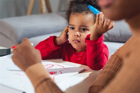 Feliz Madre Afroamericana Ayudando A Su Hija A Colorear Foto Premium