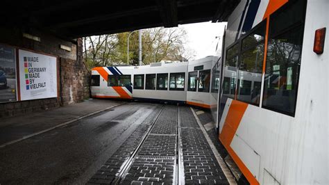 FOTOS Mannheim Straßenbahn entgleist nach Unfall mit Lkw viele