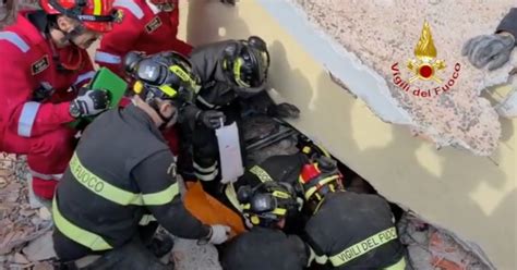 Lucca Il Momento In Cui La Donna Viene Estratta Viva Dalle Macerie