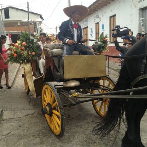 Boda Tradicional Una Pareja Celebra Su Boda Saliendo Del Templo En