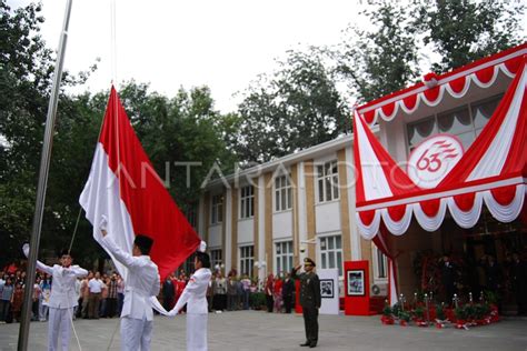 pengibaran bendera antara foto