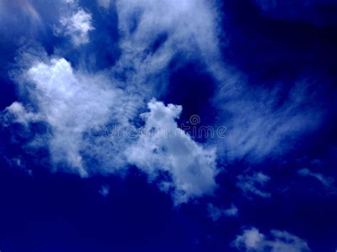 Cielo Azul Despejado Y Nubes Hinchadas Foto De Archivo Imagen De
