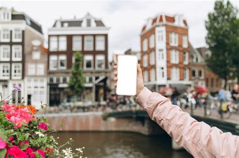 Mujer turista tomando fotos con teléfono móvil en amsterdam países