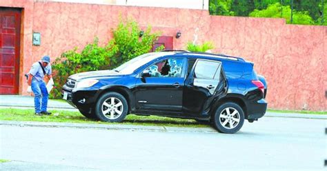 Acribillados Dos Hombres En Auto