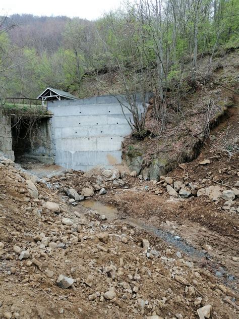 Овладяно е свлачище, застрашаващо да откъсне от света момчилградско ...