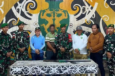 Warga Perbatasan Kalimantan Serahkan Senpi Rakitan Ke Tni