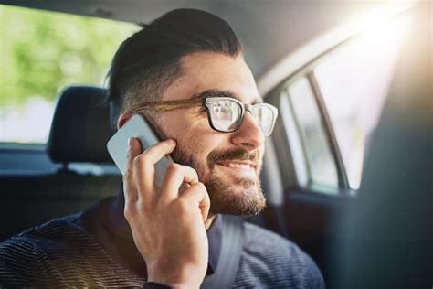 Estoy a la vuelta de la esquina foto de un joven hablando por teléfono