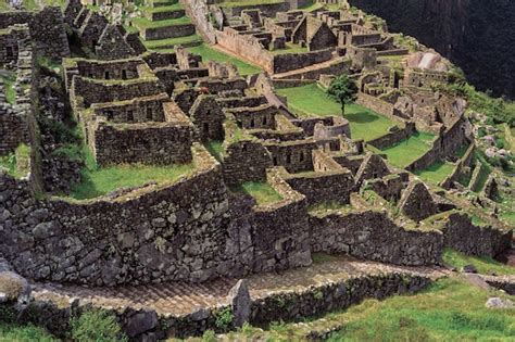 Muros De Pedra Ru Nas De Casas Em Uma Encosta Que Formam A Antiga