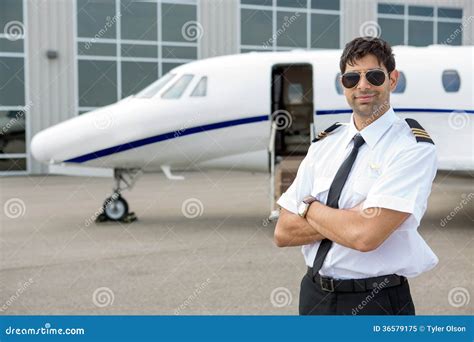 Pilot With Arms Crossed Das In Front Of Steht Stockbild Bild Von