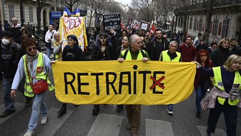 Manifestantes Contra La Reforma De Pensiones Lanzan Papel Higiénico A