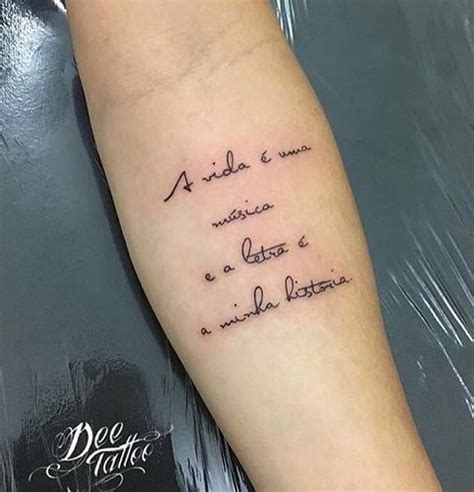 Tatuagens de frases no braço 45 inspirações perfeitas para tatuar