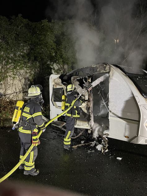 Wohnwagen brennt in Oberdollendorf Freiwillige Feuerwehr Königswinter