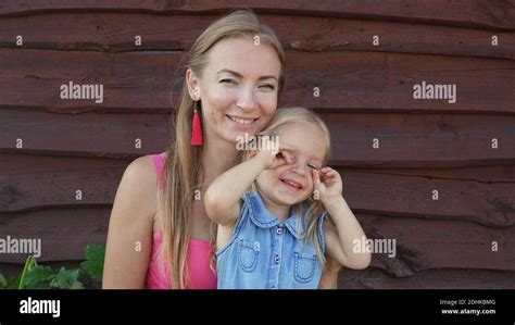 Une Jeune M Re Embrasse Et Embrasse Sa Fille Blonde Photo Stock Alamy