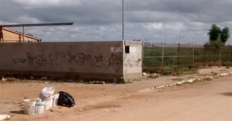 G1 Obra abandonada vira depósito de entulho na Zona Leste de