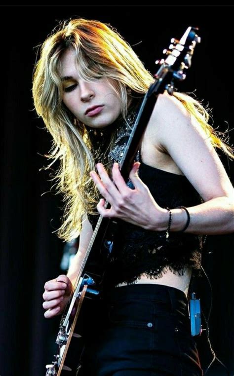 Pin By Nicole Sciulli On Women Of Music Female Guitarist Guitarist