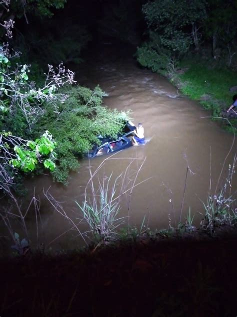 Carro De Fam Lia Cai De Ponte De Metros De Altura E Capota Dentro De