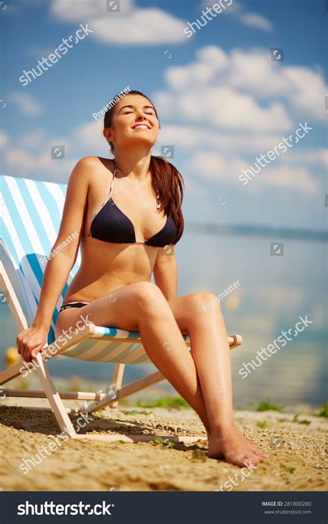 Photo De Stock Joyeuse Fille En Bikini Bronzant Sur Shutterstock