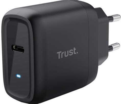 TRUST MAXO laptop hálózati adapter 100W USB C kábelével együtt