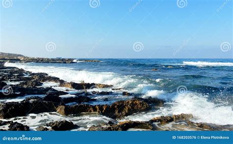 Costa Rochosa Do Mar Azul Ondas Espuma Branca Foto De Stock Imagem