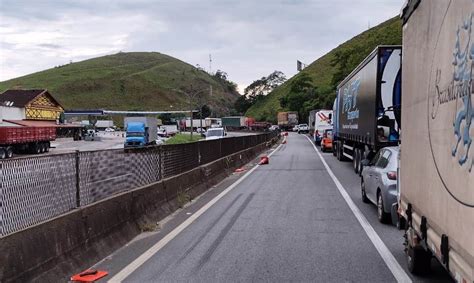 Tombamento De Carreta Provoca Congestionamento Na Dutra Informa Cidade