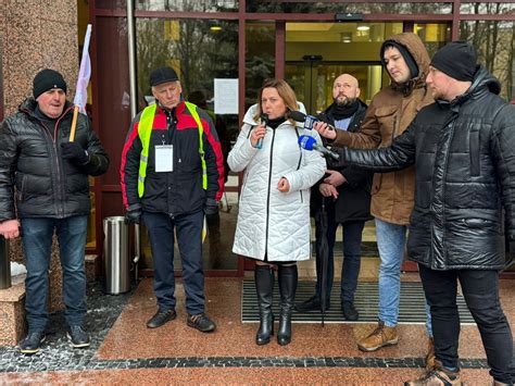 Wicewojewoda Ewa Kulikowska spotkała się z rolnikami protestującymi pod