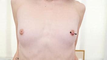 Dejé que mi amigo me prestara el coño para comprar entradas para la rave XVIDEOS