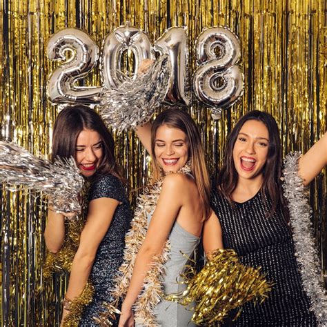 Fête Du Nouvel An Avec Des Filles Qui Dansent Photo Gratuite