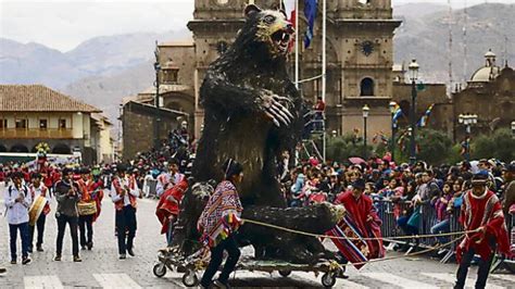 Cusco Con Esculturas Gigantes Universitarios Rinden Homenaje En Mes