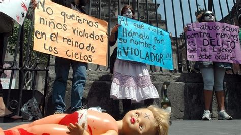 Un Grupo De Personas Protesta Contra Los Sacerdotes Pederastas En La