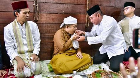 Momen Edy Rahmayadi Dan Uas Jenguk Tuan Guru Besilam Suarasumut Id