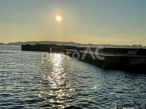 沈みゆく夕日が海に写る 006（愛知県知多郡・日間賀島：横位置） No 22393652｜写真素材なら「写真ac」無料（フリー）ダウンロードok