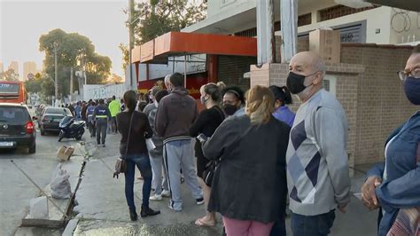 Dezenas De Pessoas Fazem Fila Desde A Madrugada Em Posto De Sa De Na