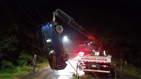 Carro Cai Em Ribanceira De Metros Ap S Acidente Em Mg