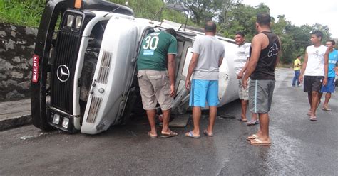 G1 Motorista de caminhão pipa perde o controle e capota veículo em