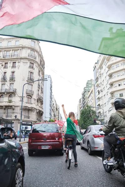 Buenos Aires Argentina 16 De Febrero De 2024 Mujer En Bicicleta Con Una Bandera Palestina En