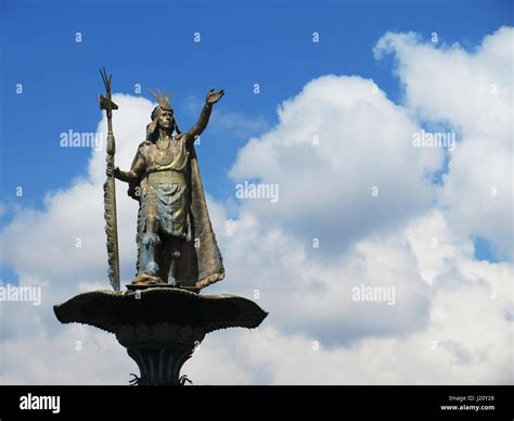 Estatua Del Inca Pachacutec En La Fuente En La Plaza De Armas En Cusco