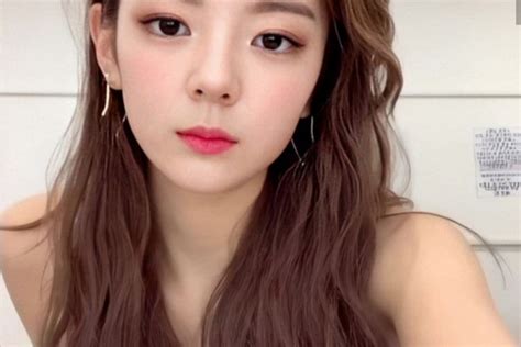 10 Potret Selfie Lia ITZY Yang Menawan Banget Deh