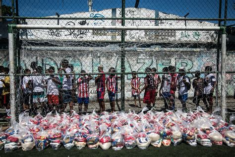 Flamengo Distribui Cestas B Sicas Na Cidade De Deus Sou Fla De Cora O