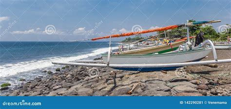 Barcos De Pesca Tradicionales Del Balinese En La Playa Rocosa De Balai