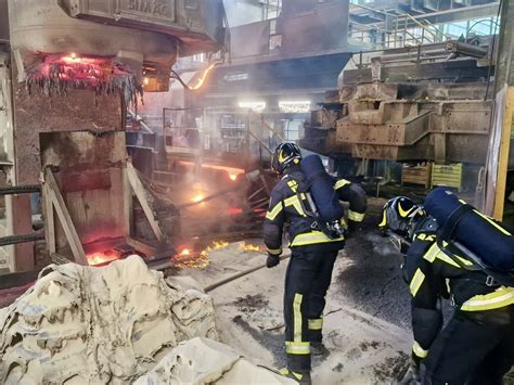 Flüssiger Stahl tritt aus Feuer in Bozner Industriezone Südtirol News