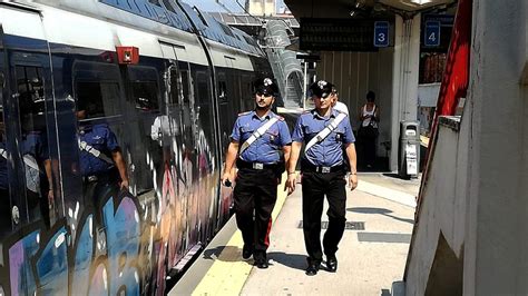 Portici In Circum Senza Mascherina Prende A Testate Il Capotreno