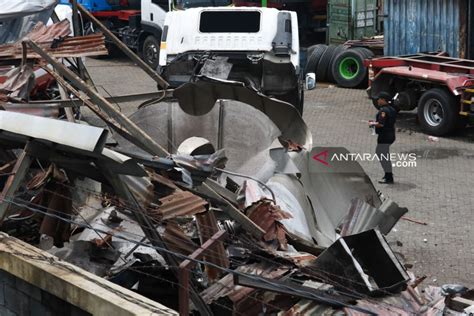 Polisi Selidiki Penyebab Ledakan Truk Tanki Di Surabaya ANTARA News