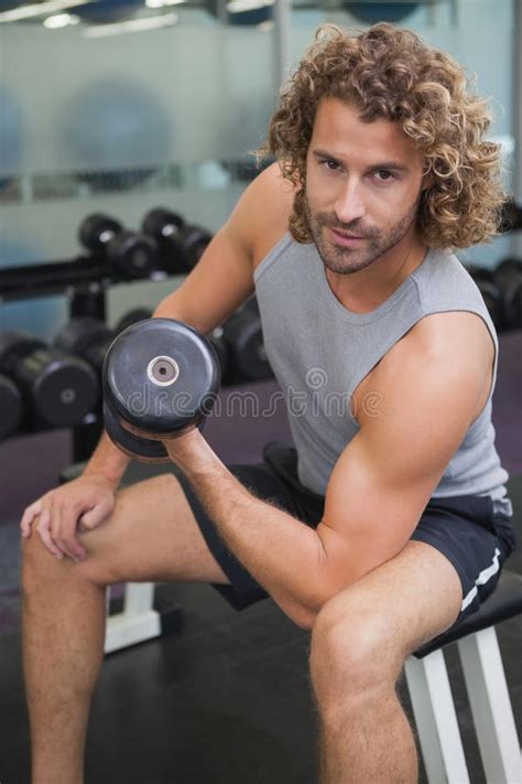 Homem Novo Que Exercita Peso No Gym Imagem De Stock Imagem De