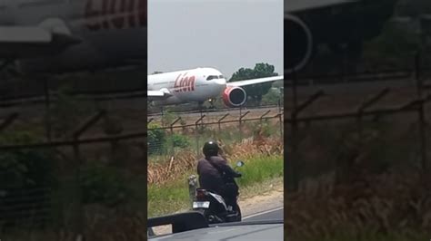 Pesawat Terbesar Lion Air A Take Off Dipinggir Jalan Raya Youtube