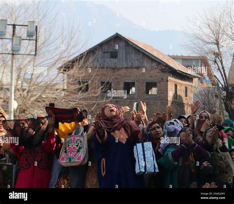 Febbraio Srinagar India Una Donna Musulmana Kashmiri Reagisce