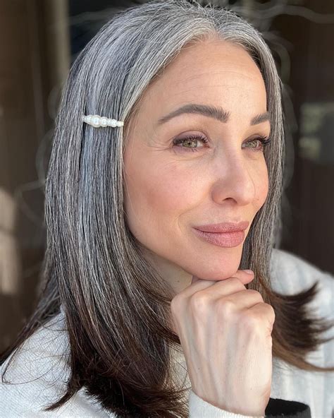 30 Examples Of Transitioning To Gray Hair Top Styles For Women In 2022 Artofit