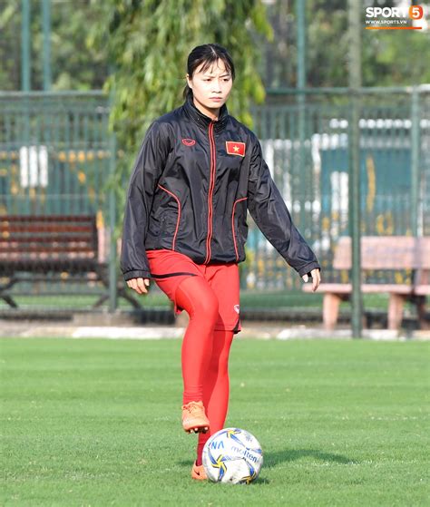 Hot girl Hoàng Thị Loan trang bị kín từ đầu đến chân khi tập luyện dưới cái nắng như đổ lửa