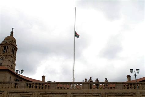 Nelson Mandela union building flags half-mast (Sabrina Dean) - Bloemfontein Courant