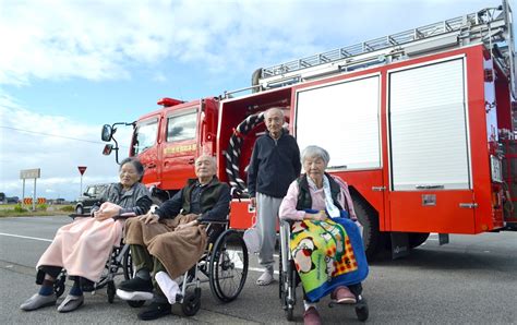 喜楽苑駐車場消防車の前で、写真撮影 社会福祉法人 舟見寿楽苑